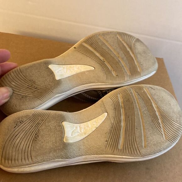 Clark collection taupe color sandals thong flip flops size 5 - Picture 4 of 5